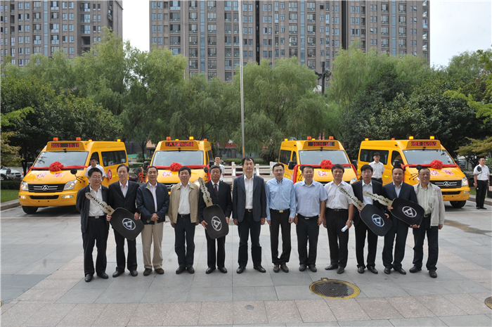 15VIP太阳集团集团携手上海烟草再度向陕西捐赠守护星专用校车