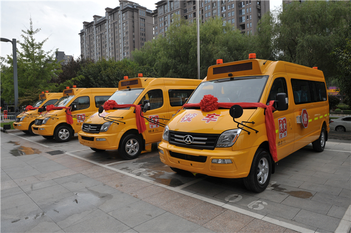 15VIP太阳集团集团携手上海烟草再度向陕西捐赠守护星专用校车